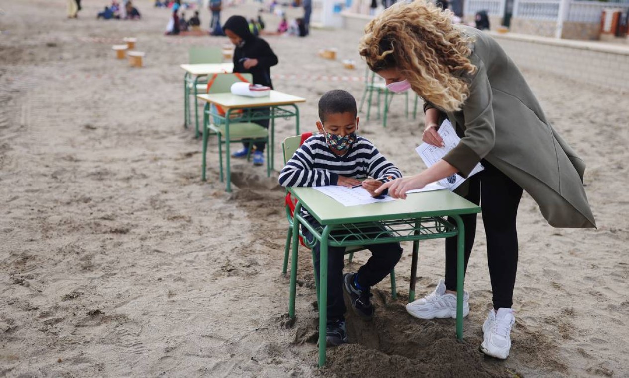 Objetivo é aproveitar melhor o espaço ao ar livre para as aulas com crianças durante a pandemia Foto: NACHO DOCE / REUTERS