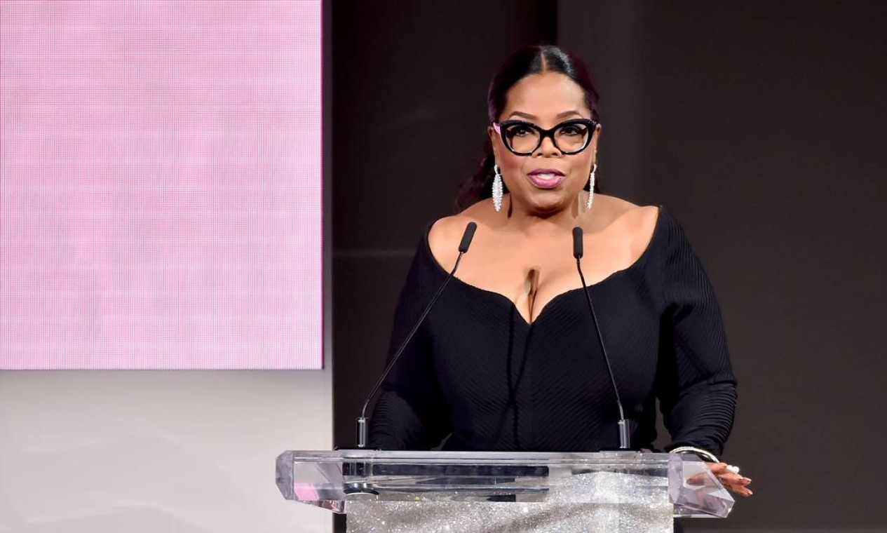 A empresária da mídia e apresentadora de TV, Oprah Winfrey discursa no palco do CFDA Fashion Awards, no Museu do Brooklyn, em Nova York (04/06/2018). Ela está na lista da revista 'Forbes' que reúne mulheres que ficaram bilionárias com seu trabalho, as 'self-made billionaires' Foto: Theo Wargo / AFP