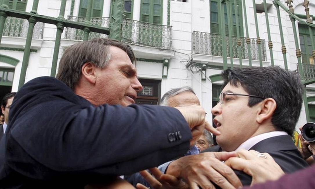 Ameaçado por Bolsonaro, Randolfe afirma já ter recebido soco do presidente  - Época