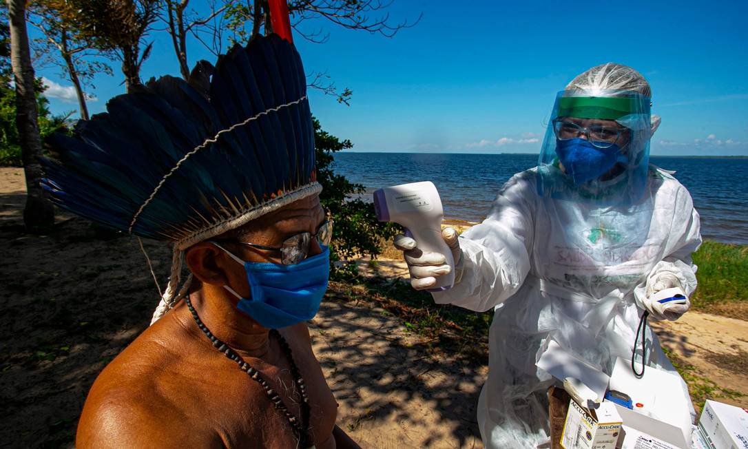 Índigena do Pará recebe atendimento de enfermeira Foto: TARSO SARRAF/AFP / AFP