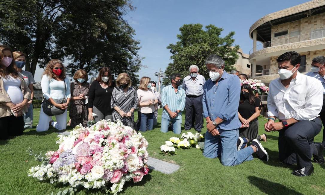Guillermo Lasso visita o túmulo de seus pais junto a parentes em um cemitério em Guayaquil, no Equador, um dia após ser eleito Foto: HANDOUT / AFP