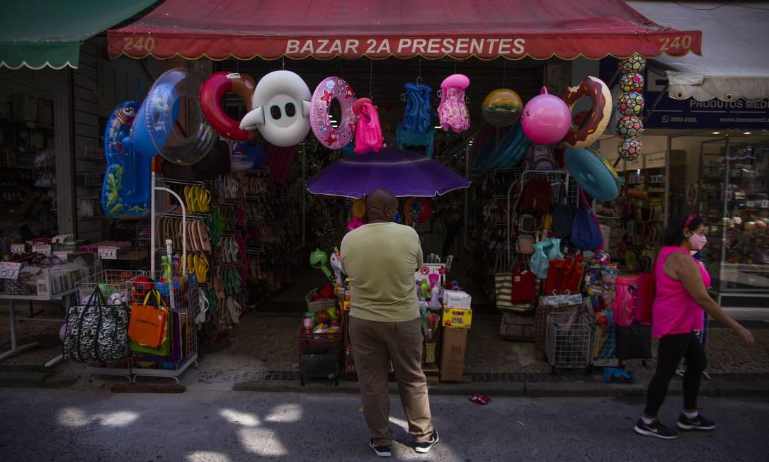 Reabertura do comércio após dias de lockdown, no Rio Foto: Maria Isabel Oliveira / Agência O Globo