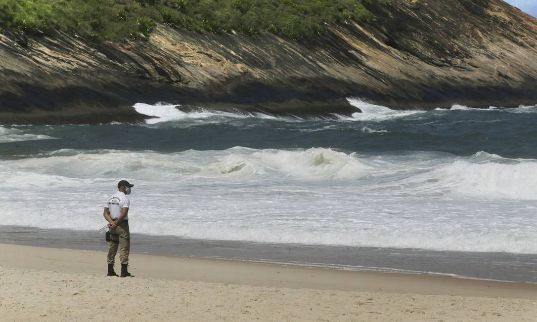 A Praia de Itacoatiara, uma das famosas de Niterói, vazia por conta do decreto municipal Foto: Antonio Scorza/02.04.2021 / Agência O Globo