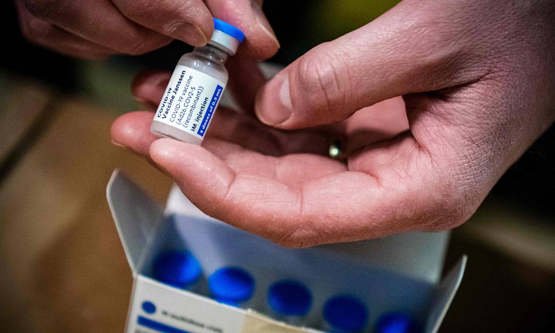 Foto tirada em 12 de abril de 2021 mostra um frasco de vacina da Johnson & Johnson contra a Covid-19 Foto: ROB ENGELAAR / AFP