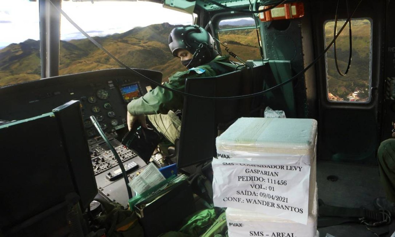 Novos lotes de vacina contra a Covid-19 foram distribuídos para os municípios fluminenses com auxílio de aeronaves Foto: Antonio Scorza / Agência O Globo