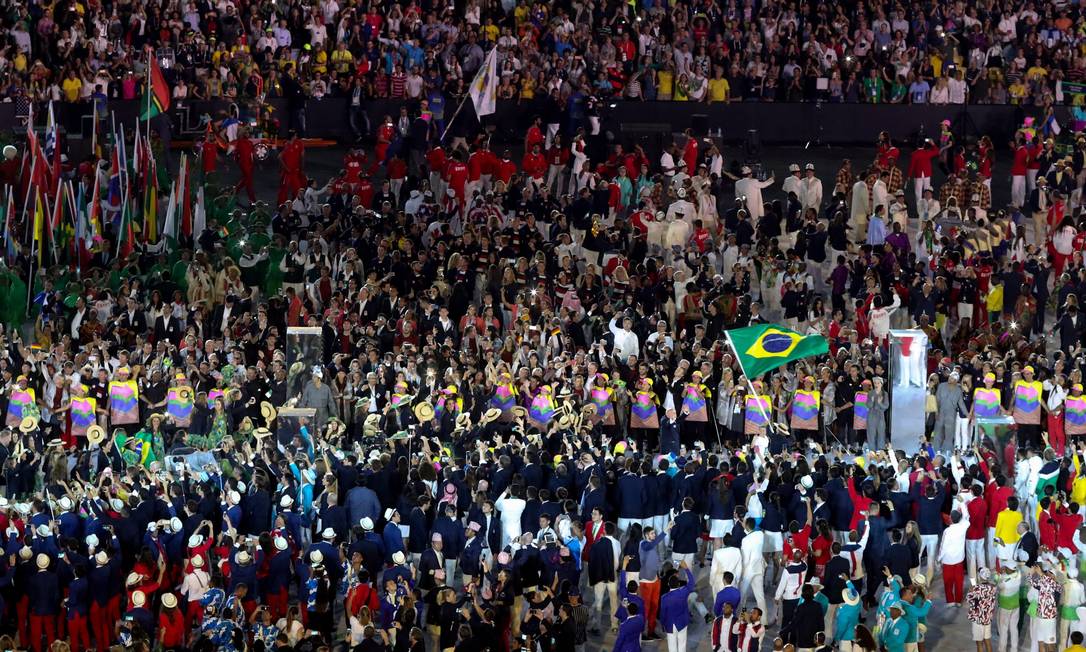 Lotação: delegação do Brasil entra no Maracanã na Cerimônia de Abertura dos Jogos do Rio, em 2016 Foto: Pedro Kirilos / Agência O Globo