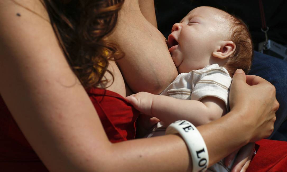 Bebê é amamentado pela mãe, nos EUA Foto: EDUARDO MUNOZ / O Globo