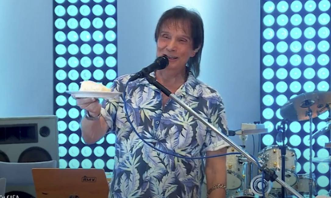 Durante a pandemia Roberto Carlos fez show ao vivo de casa, transmitido pelo aplicativo Globoplay, da TV Globo Foto: Reprodução / Agência O Globo - 19/04/2020