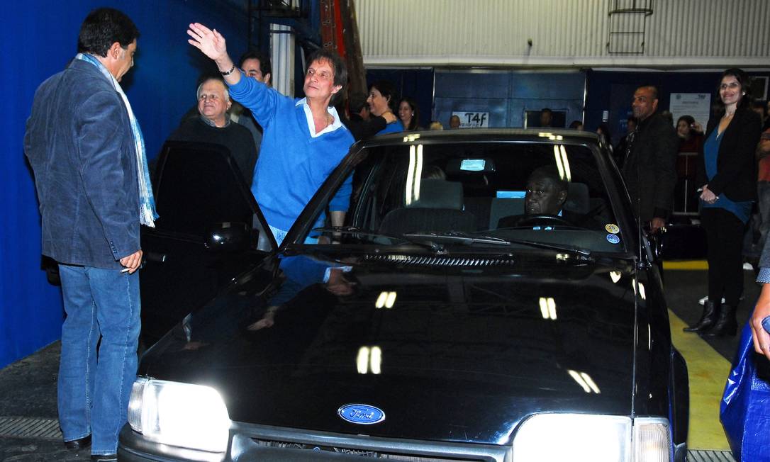 Depois de entregar o Corvette para Tom, depois de um espetáculo do humorista em São Paulo, o Rei foi embora em um Escort ano 1987 Foto: Rodrigo Trevisan / Arquivo Agência O Globo - 16/06/2011