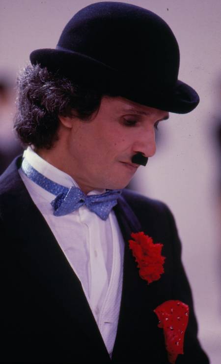 Roberto Carlos vestodp como Charle Chaplin, para gravação do especial em 1982 Foto: Arquivo / Agência O Globo - 22/12/2010