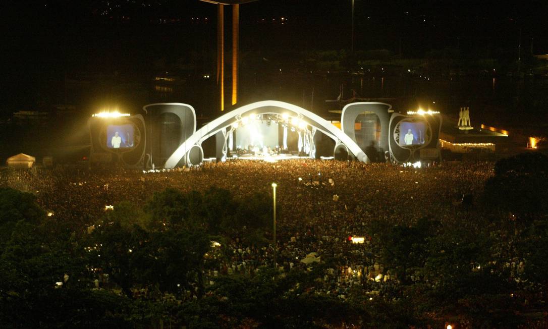 Cerca de 300 mil pessoas lotaram o Aterro do Flamengo, na Zona Sul do Rio, para verr show do cantor Roberto Carlos Foto: Leonardo Aversa / Agência O Globo - 17/11/2002