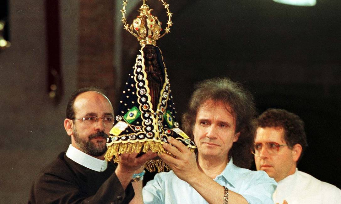 Roberto Carlos ergue a imagem de Nossa Senhora Aparecida no altar da Basílica de Nossa Senhora Aparecida, em São Paulo Foto: Sérgio Tomisaki / Agência O Globo - 12/10/1999