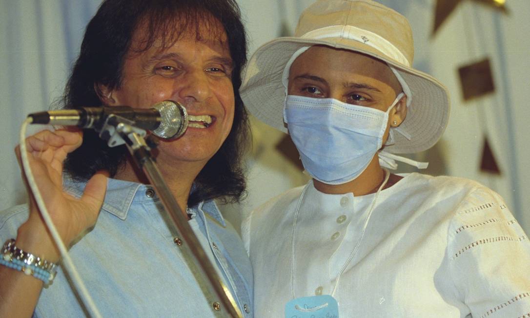 Roberto Carlos deu show no Instituto Nacional do Câncer (Inca), em 1997 Foto: Marizilda Cruppe / Agência O Globo - 21/12/1997