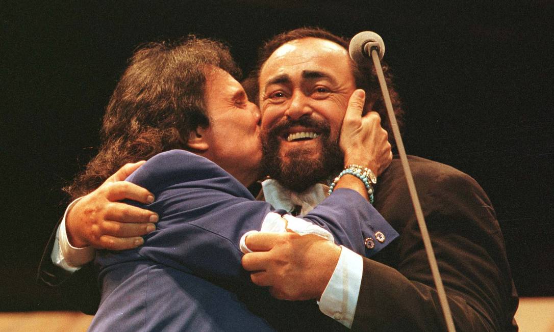 Roberto Carlos tieta o tenor italiano Luciano Pavarotti durante show em Porto Alegre Foto: Cezar Loureiro / Agência O Globo - 04/05/1998