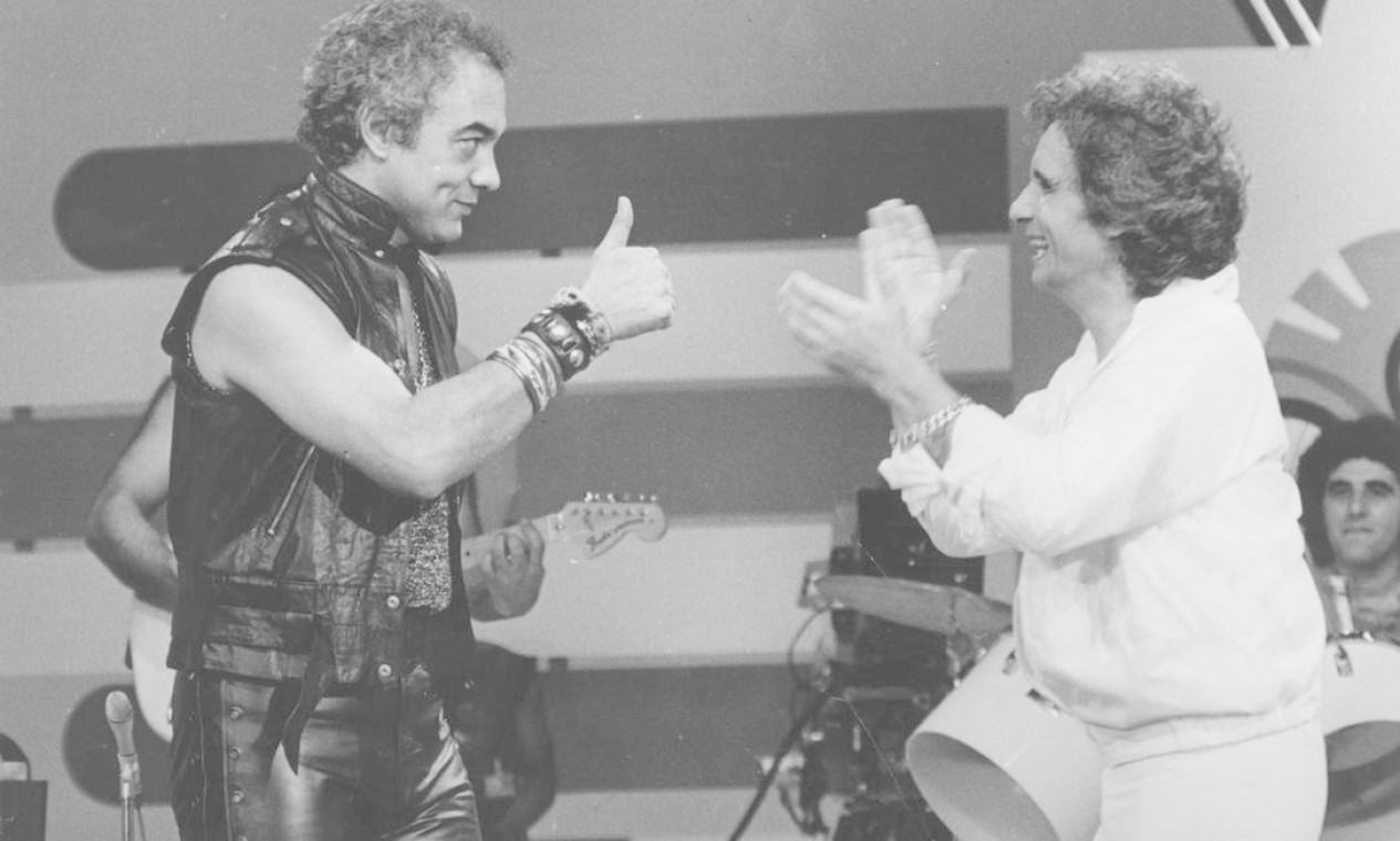 Erasmo Carlos e Roberto Carlos fazem dueto em programa da TV Globo Foto: Agência O Globo - 24/12/1981