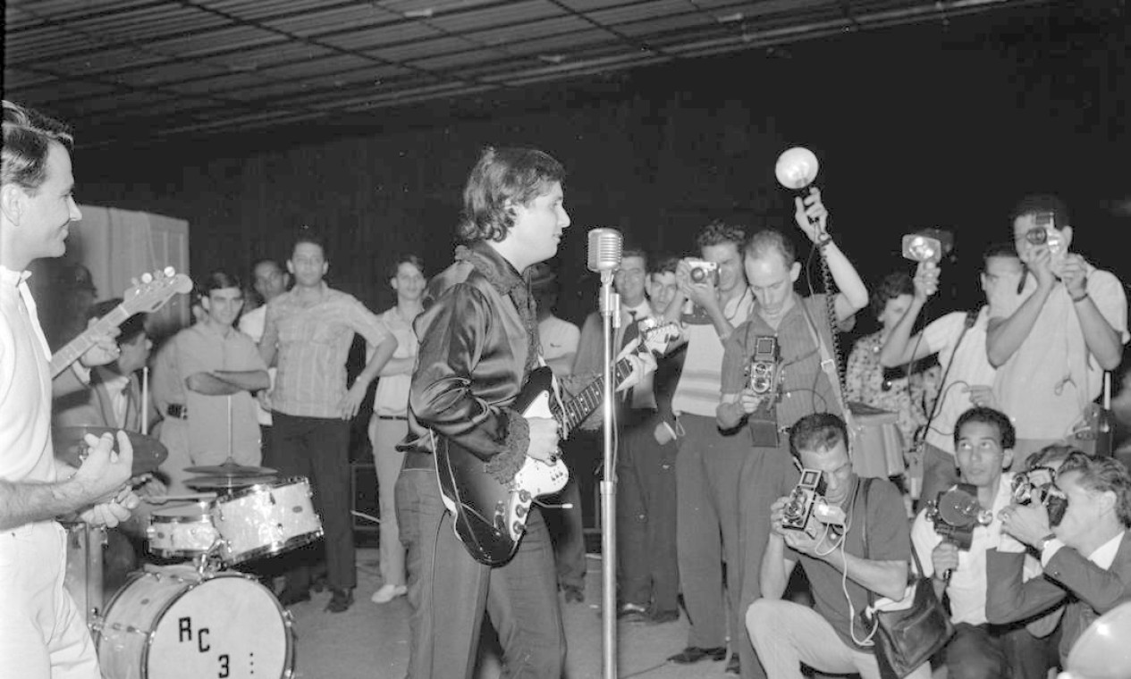 Roberto Carlos toca guitarra diante de fotógrafos em 1966 Foto: Agência O Globo
