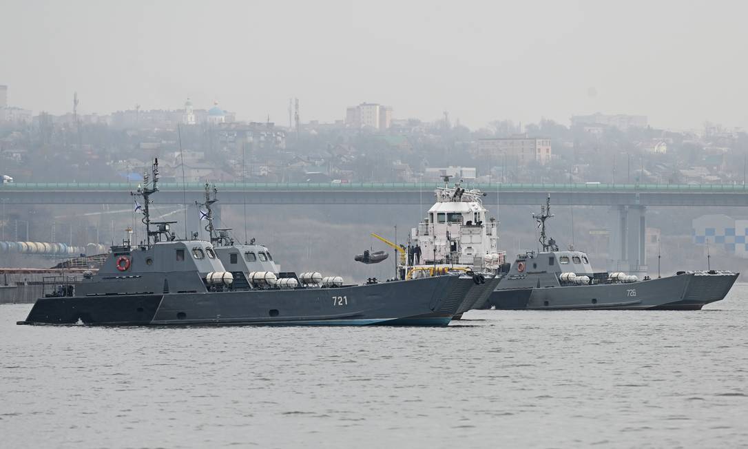 Embarcações militares russas navegam pelo rio Don, em movimentação do Mar Caspio para o Mar Negro Foto: SERGEY PIVOVAROV / REUTERS