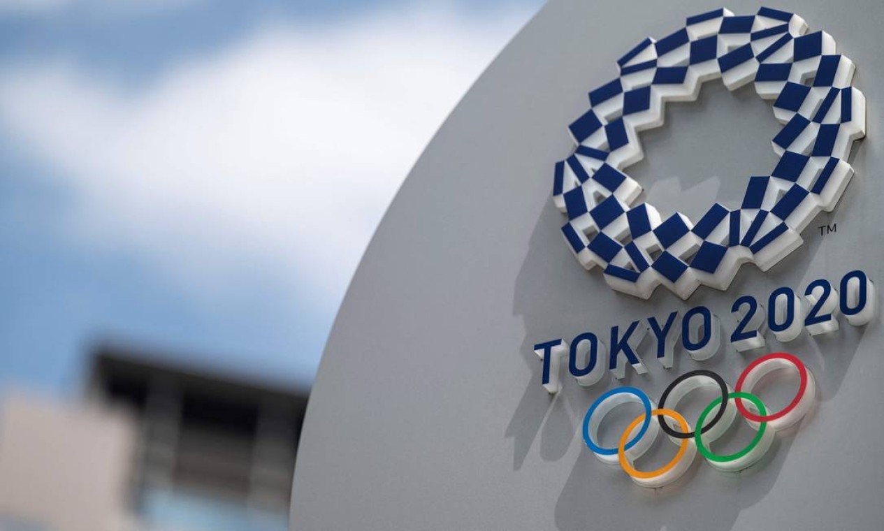 Logotipo dos Jogos Olímpicos e Paraolímpicos de Tóquio 2020 fora da estação de Tóquio Foto: CHARLY TRIBALLEAU / AFP