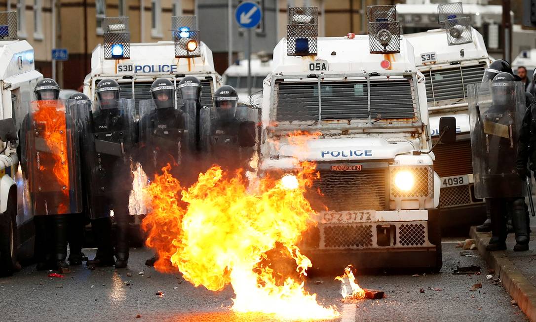 Grupo de policiais atacados com fogo na capital da Irlanda do Norte, Belfast, durante protestos violentos em abril Foto: JASON CAIRNDUFF / REUTERS