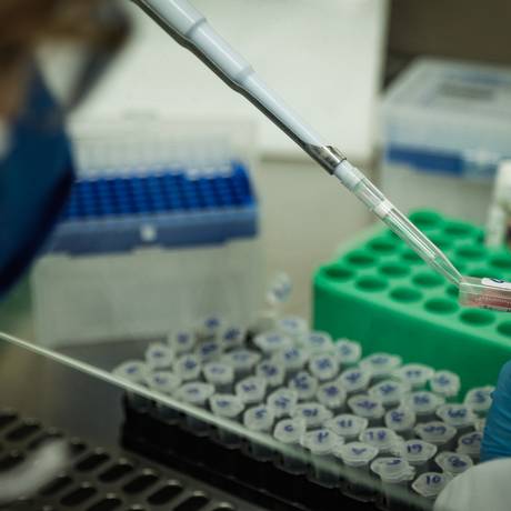 Testes de PCR para detecção de Covid, um dos itens cobertos por planos de saúde Foto: Roberto Moreyra/05-11-2020