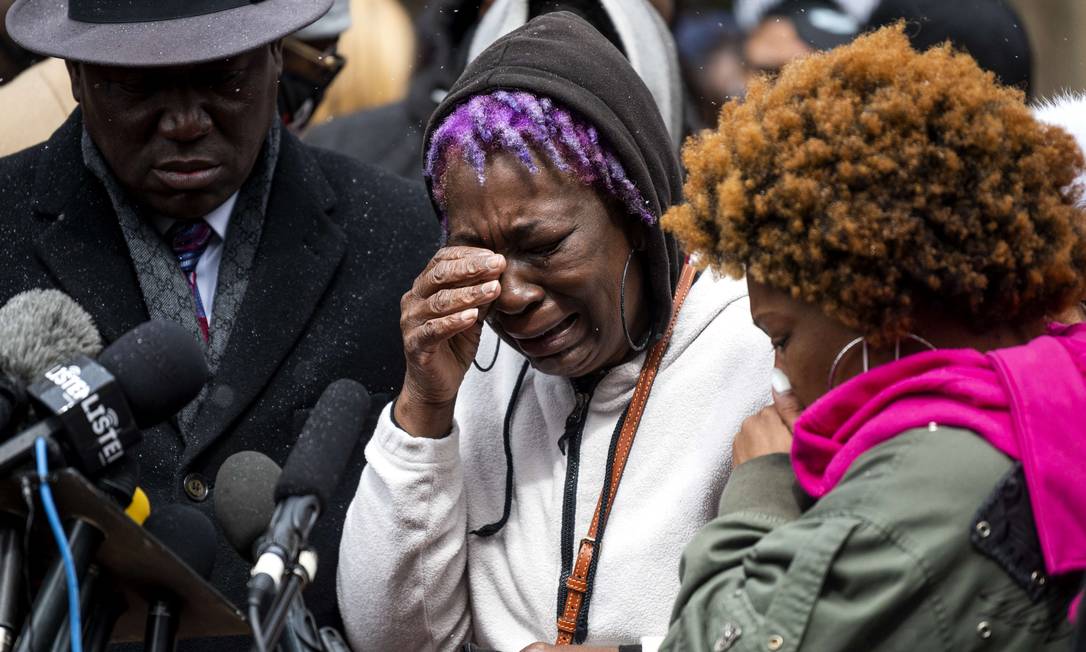 Angie Golson, avó de Daunte Wright, chora ao falar durante coletiva de imprensa em Minneapolis, Minnesota Foto: Stephen Maturen / AFP