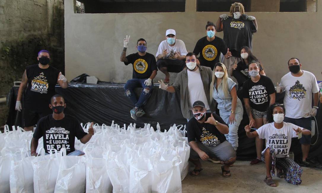 Ação. Voluntários do Favela & Arte: 135 cestas básicas distribuídas Foto: Divulgação