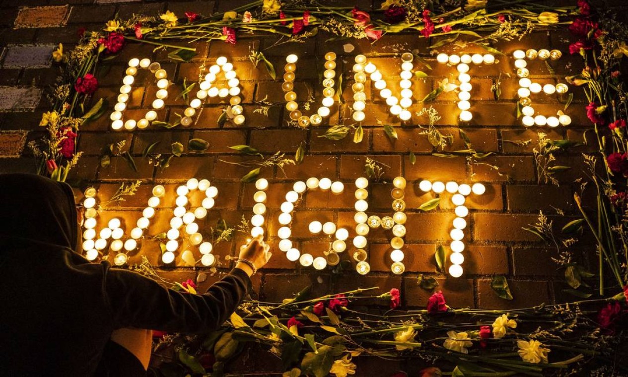Velas e flores formam o nome de Daunte Wright durante protesto contra sua morte, em Seattle, Washington Foto: David Ryder / AFP