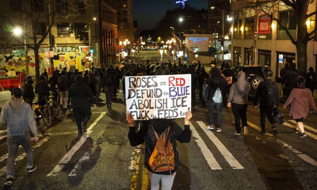 Em Seattle, pessoas saíram às ruas para protestar contra a morte do jovem negro baleado e morto pela policial Kimberly Potter, do Brooklyn Center, durante uma abordagem de trânsito no domingo Foto: David Ryder / AFP