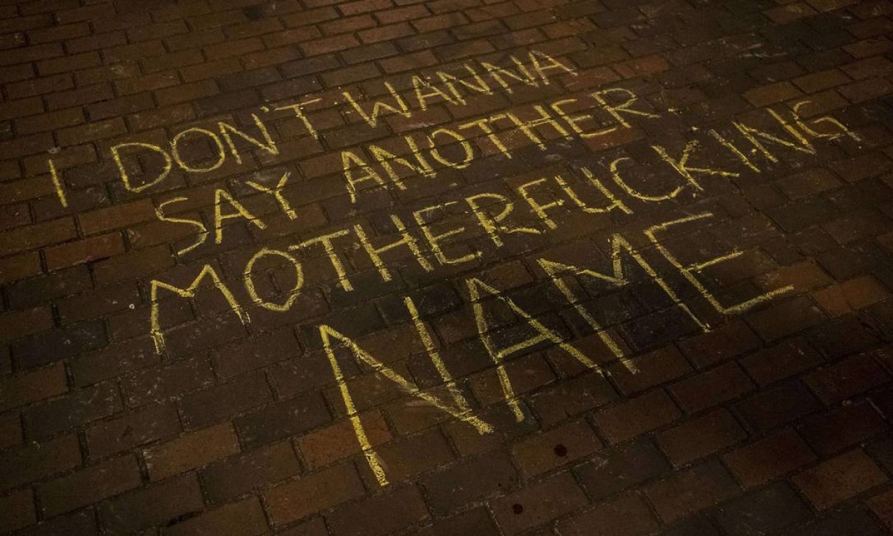 Mensagem escrita no chão do Occidental Park, em protesto contra a morte de Daunte Wright, em Seattle Foto: David Ryder / AFP