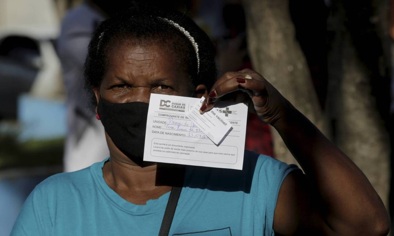 Vera Lúcia Silva exibe certificado de vacinação contra Covid-19, na Praça do Galo Foto: Domingos Peixoto / Agência O Globo