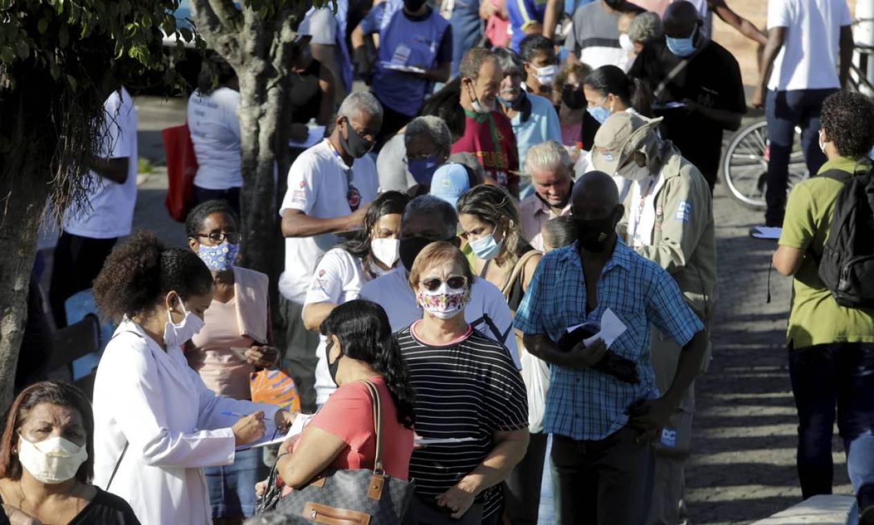 Pessoas se aglomeram na Praça do Galo à espera da vacina contra Covid-19, na Praça do Galo Foto: Domingos Peixoto / Agência O Globo