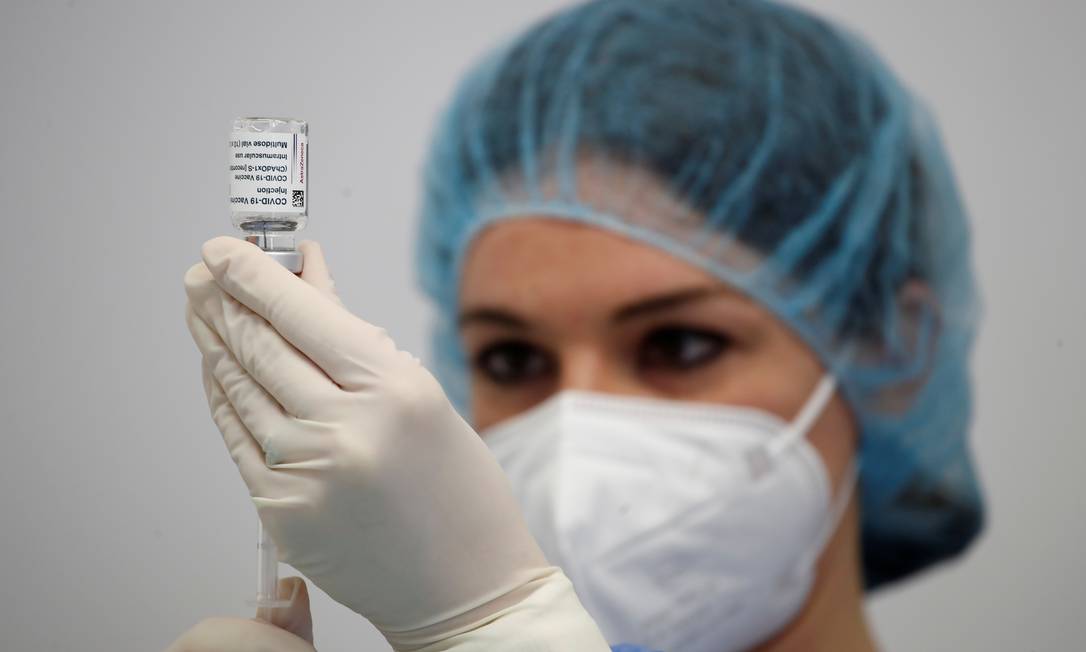 Enfermeira prepara uma dose da vacina contra a Covid-19 da AstraZeneca em Fasano, Itália, 13 de abril de 202 Foto: ALESSANDRO GAROFALO / REUTERS