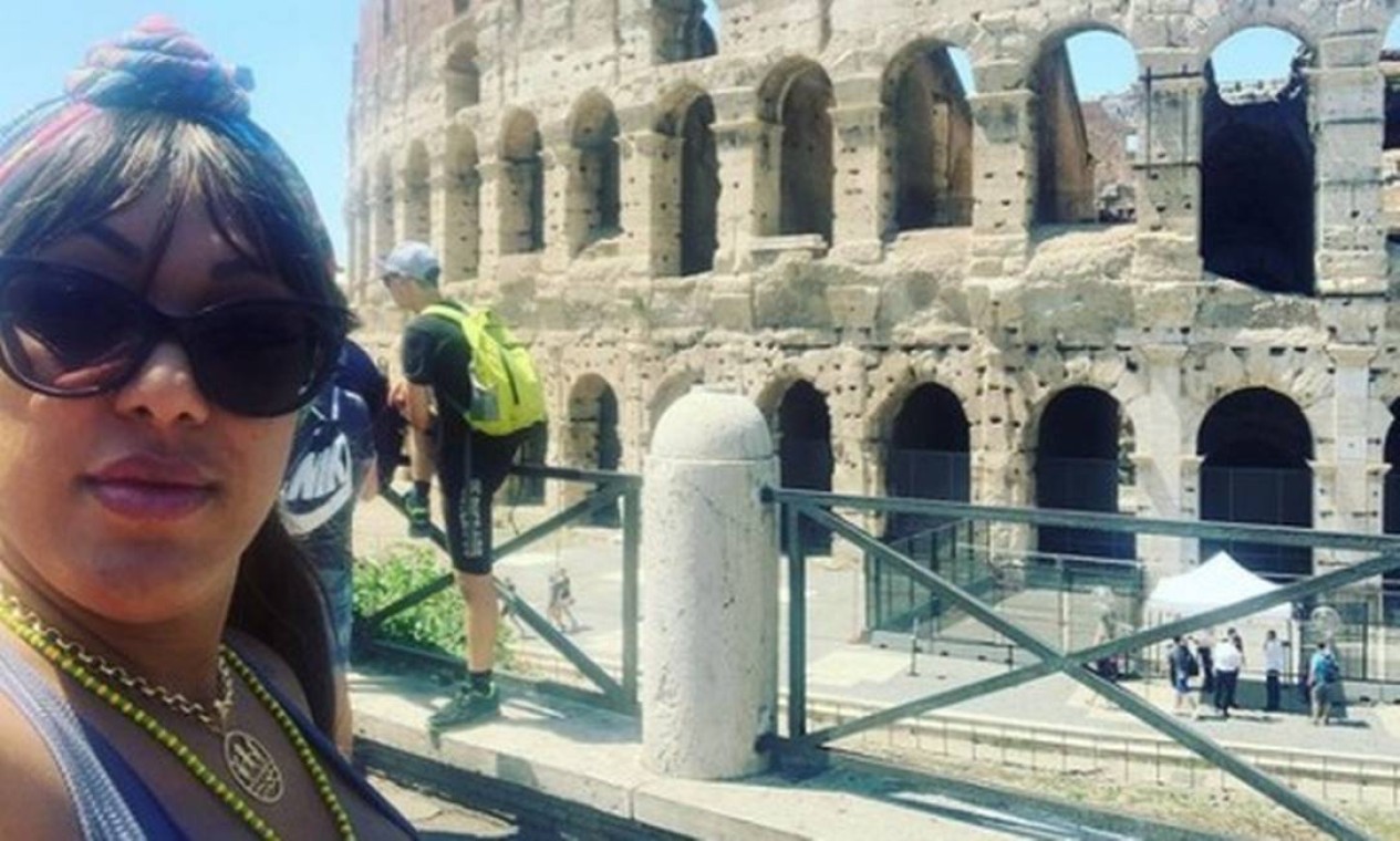 Carla também tem registros da viagem à Itália, como na visita ao Coliseu Foto: Reprodução
