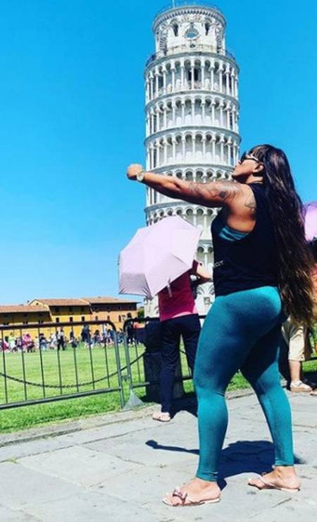 Carla posa com a Torre de Pisa ao fundo, na Itália Foto: Reprodução