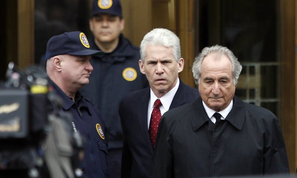Bernard Madoff sai do tribunal federal de Manhattan, em Nova York Foto: Shannon Stapleton / Agência O Globo