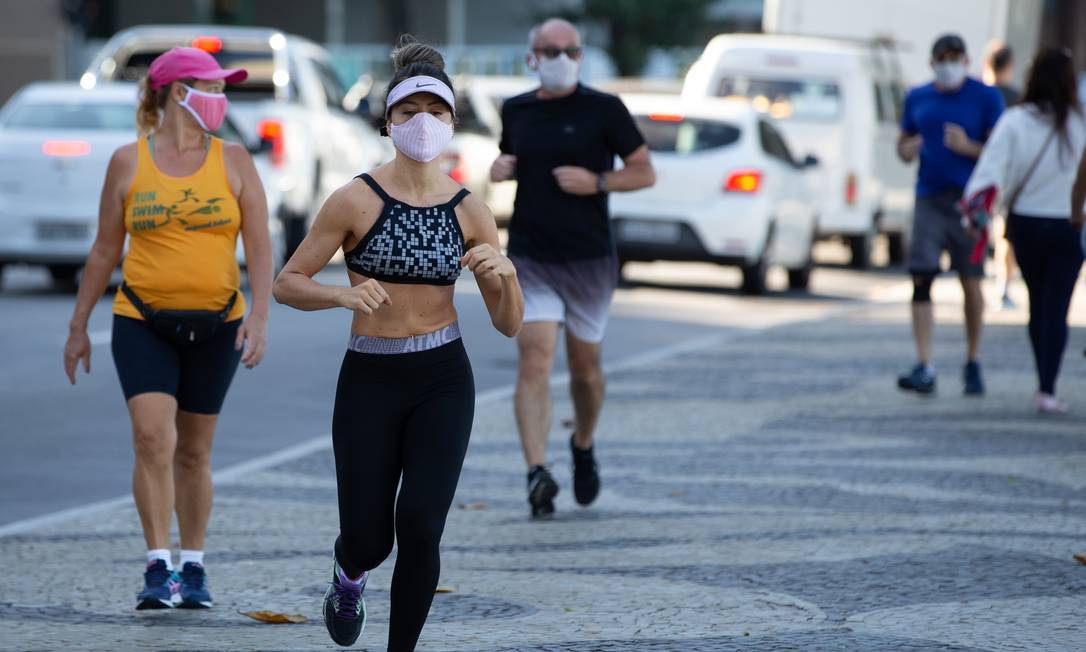 People do physical activity using a coronavirus protection mask Photo: Roberto Moreyra / Agência O Globo