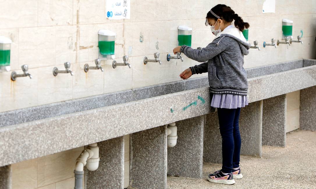 Estudante lava as mãos em uma escola reaberta depois que restrições à Covid-19 foram amenizadas Foto: RANEEN SAWAFTA / REUTERS