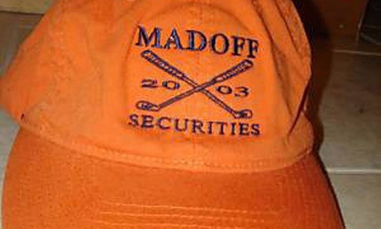 Boné da empresa de Bernard Madoff à venda no eBay. Caso ficou tão conhecido que os objetos relacionados à empresa viraram itens de colecionadores Foto: Reprodução / 5-1-2009