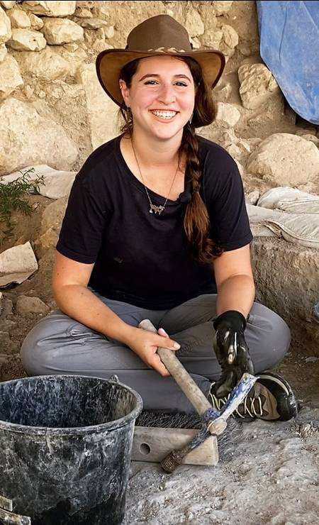 A guia de turismo Aline Szewkies na Cidade de Davi, em Jerusalém, durante as gravações para um dos vídeos de seu canal no Youtube 'Israel com Aline' Foto: Acervo pessoal