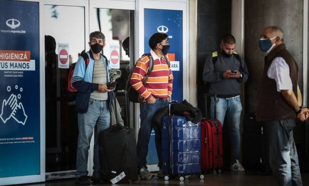 Aeroporto em Buenos Aires; Argentina, um dos lugares mais visitados por brasileiros em 2019, é um dos países adotando regras rígidas para a entrada de brasileiros Foto: JUAN IGNACIO RONCORONI / EPA