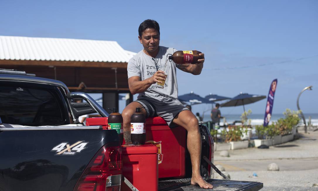 Akira Taguti. Certeza de que valia a pena apostar no Jonosake após testar aceitação na Praia do Recreio Foto: Luiza Moraes / Agência O Globo