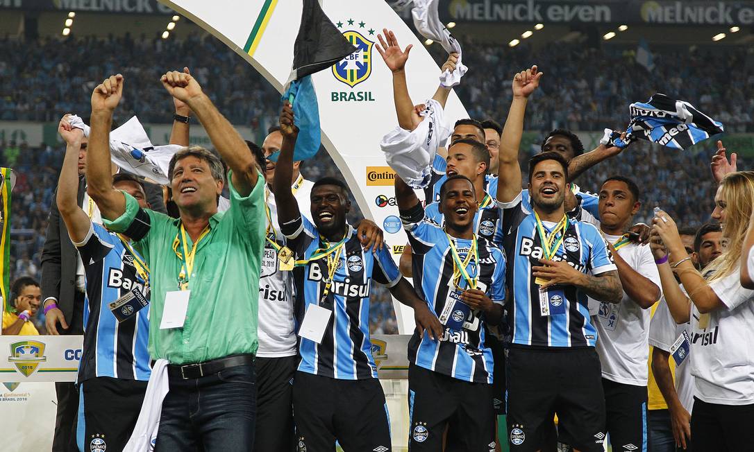 O primeiro título de Renato Gaúcho como técnico do Grêmio foi a Copa do Brasil conquistada sobre o Atlético-MG, em 2016. O tricolor vendeu o time de Minas Gerais por 4 x 2 no placar acumulado. O jogo da final, na casa do adversário, terminou empatado em 1 a 1 Foto: Lucas Uebel / Lucas Uebel/Gremio FBPA
