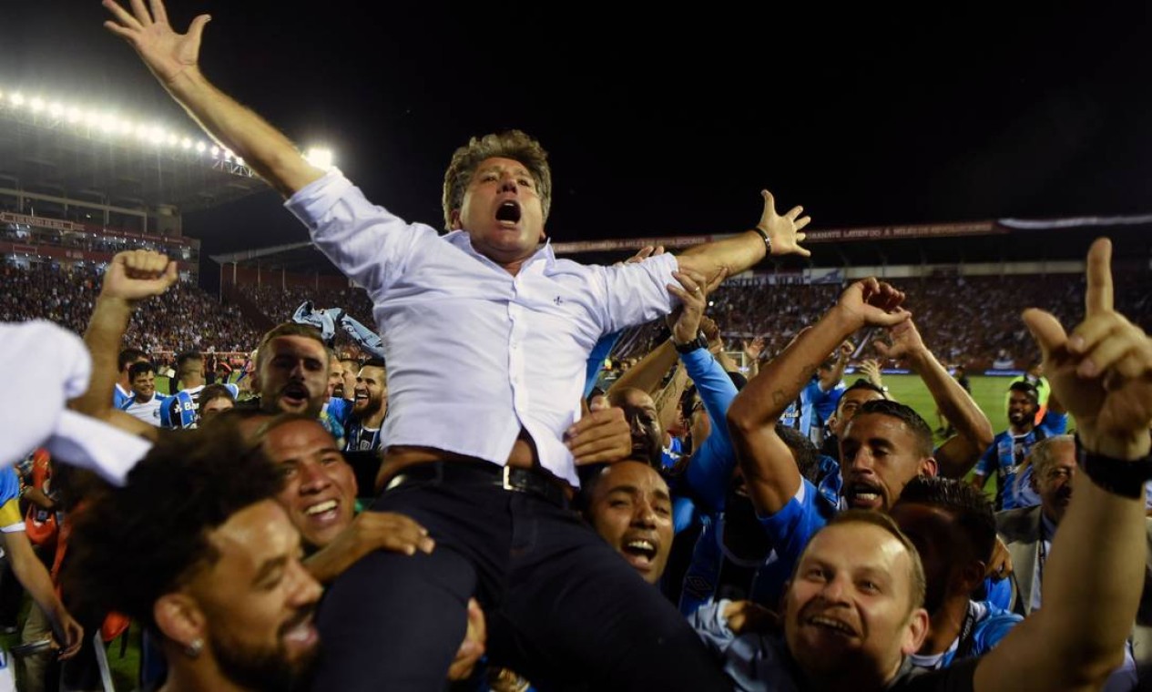 Renato Gaúcho é erguido pelos comandados depois de conquistar a Libertadores de 2017. Na sequência ele foi vice-campeão mundial e campeão da Recopa Foto: EITAN ABRAMOVICH / AFP