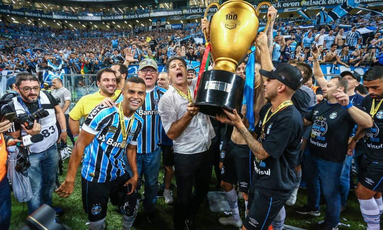 Renato ergue a taça de campeão gaúcho em 2019 Foto: Lucas Uebel / Lucas Uebel/Gremio FBPA