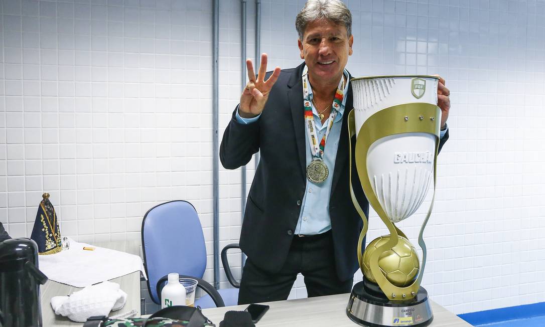Com medalha no peito e ao lado do troféu, o ex-técnico Renato Gaúcho comemora o tricampeonato gaúcho, conquistado em 2020 Foto: Lucas Uebel / Lucas Uebel/Gremio FBPA
