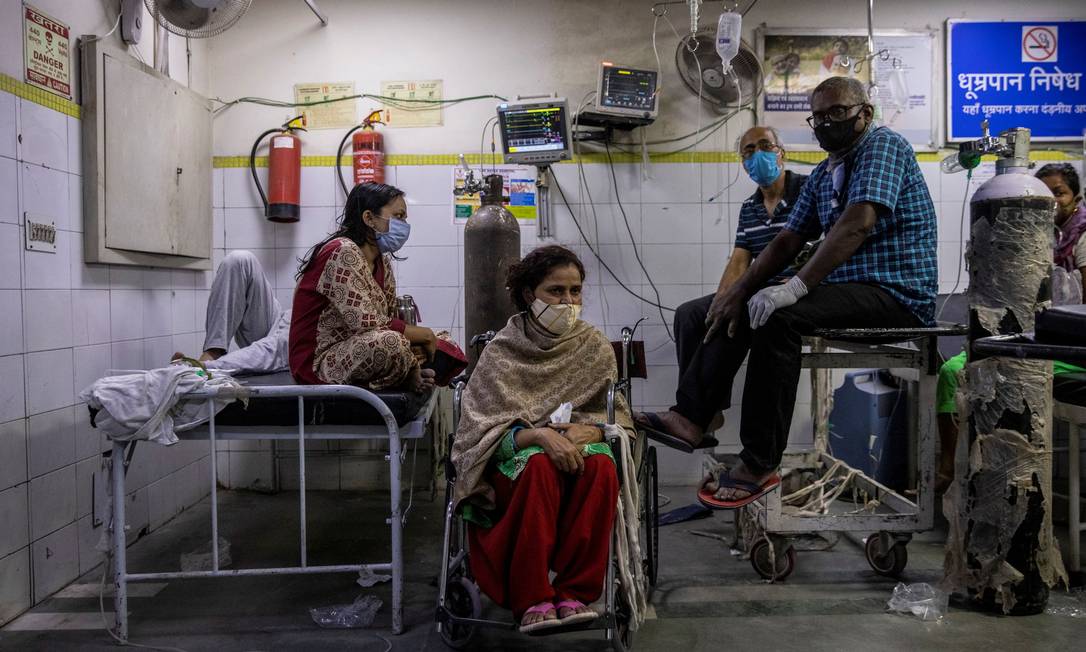 Pacientes de Covid-19 recebem tratamento na enfermaria do hospital Lok Nayak Jai Prakash (LNJP), em meio à disseminação da doença em Nova Délhi, Índia Foto: DANISH SIDDIQUI / REUTERS
