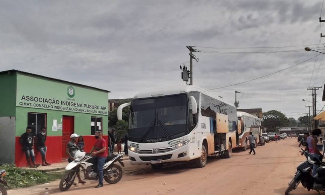 Ao menos dois ônibus deixaram o município de Jacareacanga com destino a Brasília em caravana organizada por garimpeiros aliciadores de indígenas Foto: Reprodução