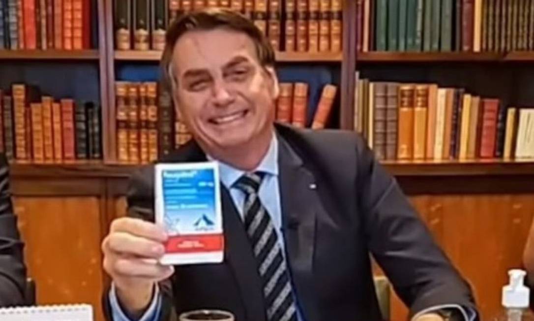 Jair Bolsonaro exibe caixa de cloroquina, medicamento sem eficácia contra a Covid Foto: Reprodução
