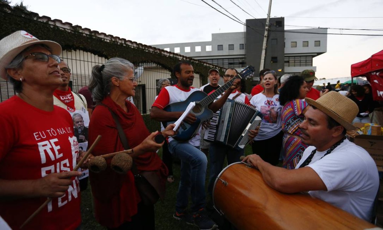 VIGÍLIA - Desde o dia em que o ex-presidente Lula foi preso, apoiadores fizeram vigília em frente à PF de Curitiba durante todos os 580 dias da prisão Foto: Pablo Jacob / Agência O Globo - 07/04/2018