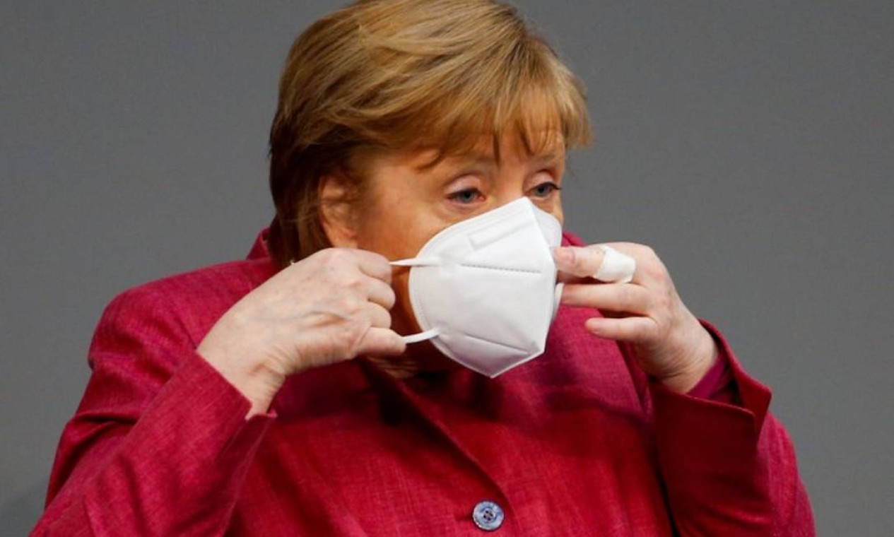 Chanceler alemã, Angela Merkel, completou seu esquema vacinal com vacinas diferentes: AstraZeneca na primeira e Moderna na segunda Foto: Michele Tantussi / Reuters - 16/04/2021